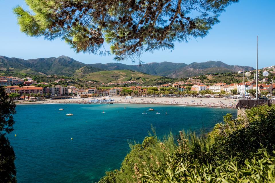 Vue de Banyuls sur Mer - Galerie Guiot by Francois Desnoyer - 1973